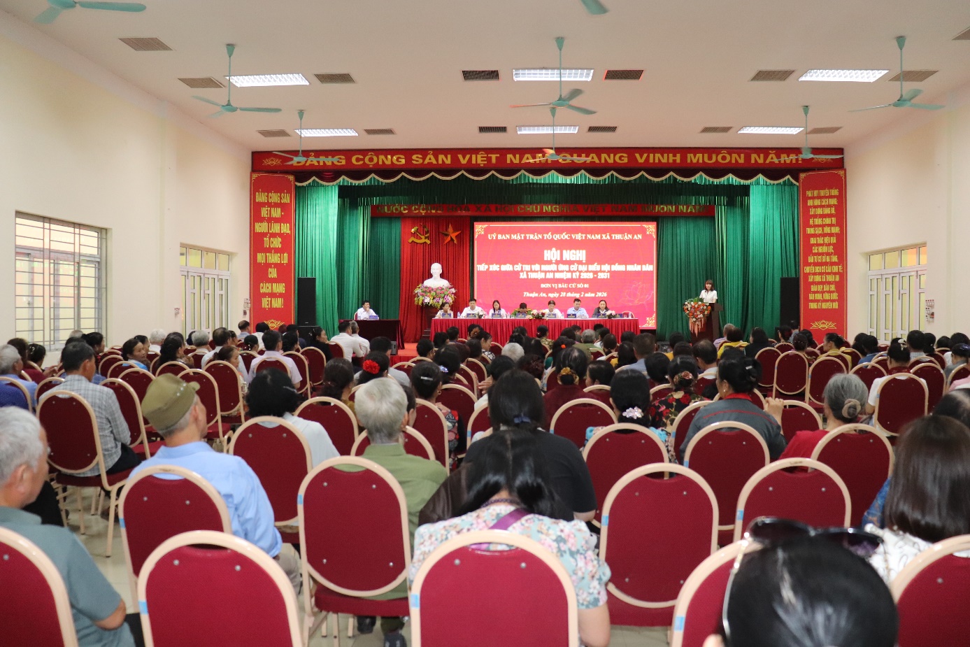 Ảnh có chứa trang phục, trong nhà, thính phòng, người  Nội dung do AI tạo ra có thể không chính xác.