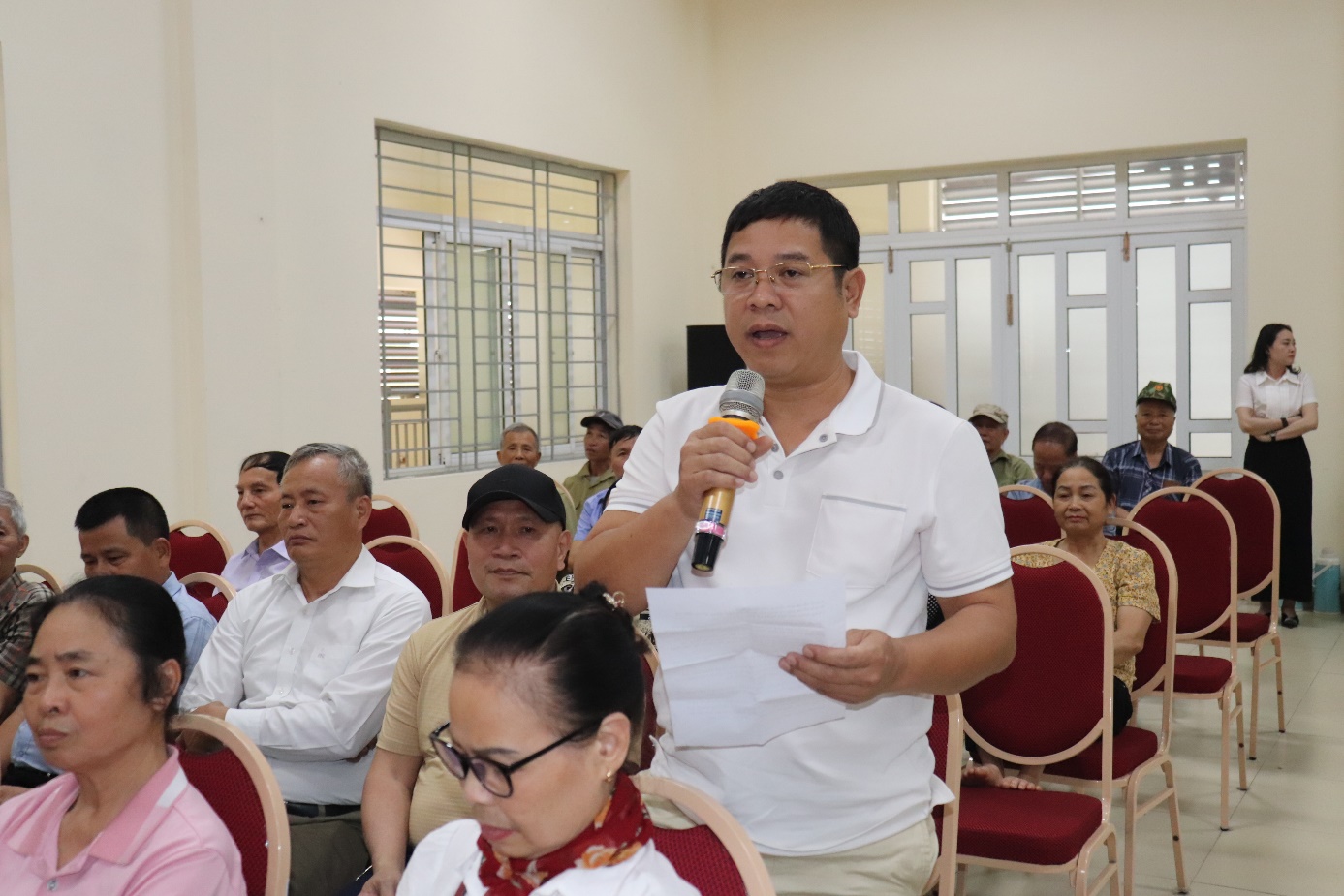 Ảnh có chứa trang phục, người, Mặt người, đàn ông  Nội dung do AI tạo ra có thể không chính xác.