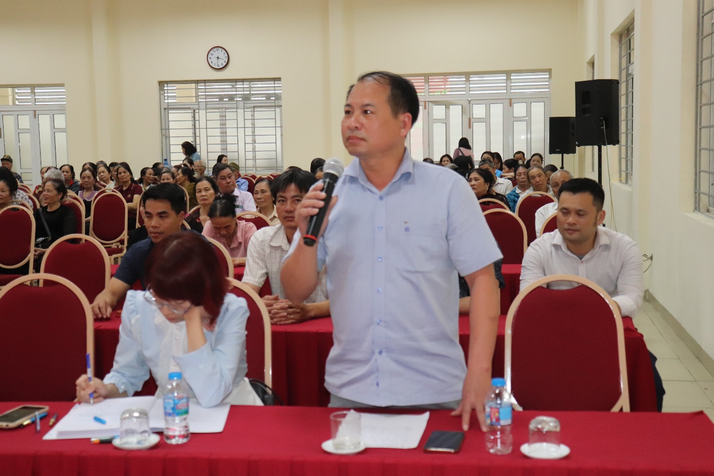 Ảnh có chứa trang phục, người, Mặt người, đàn ông  Nội dung do AI tạo ra có thể không chính xác.