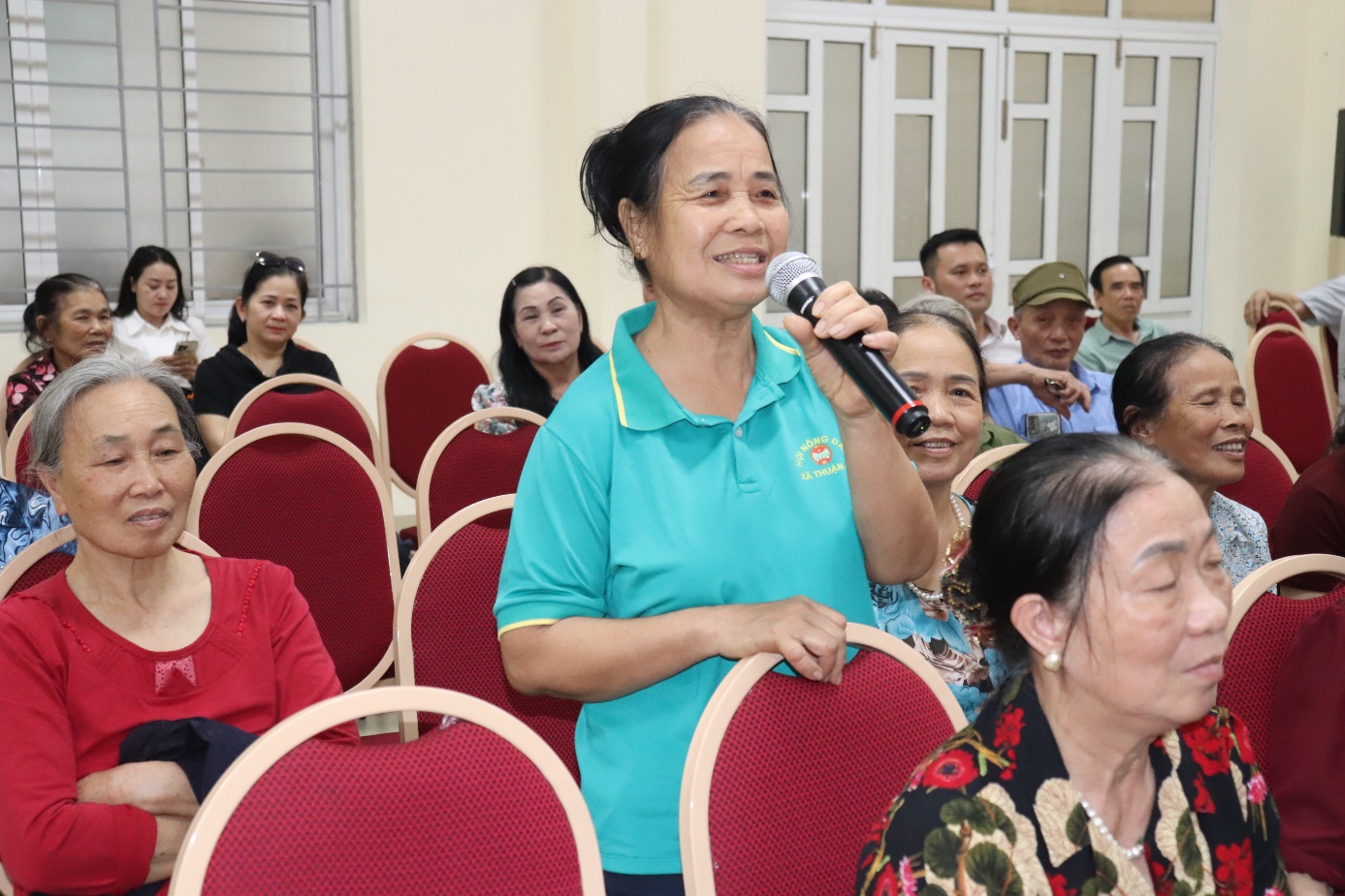 Ảnh có chứa trang phục, Mặt người, người, cười  Nội dung do AI tạo ra có thể không chính xác.