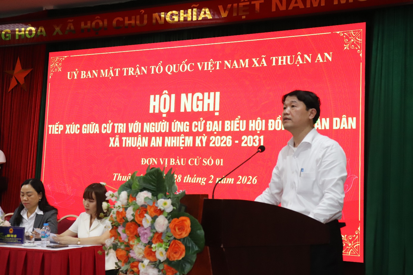 Ảnh có chứa văn bản, trang phục, hoa, đàn ông  Nội dung do AI tạo ra có thể không chính xác.