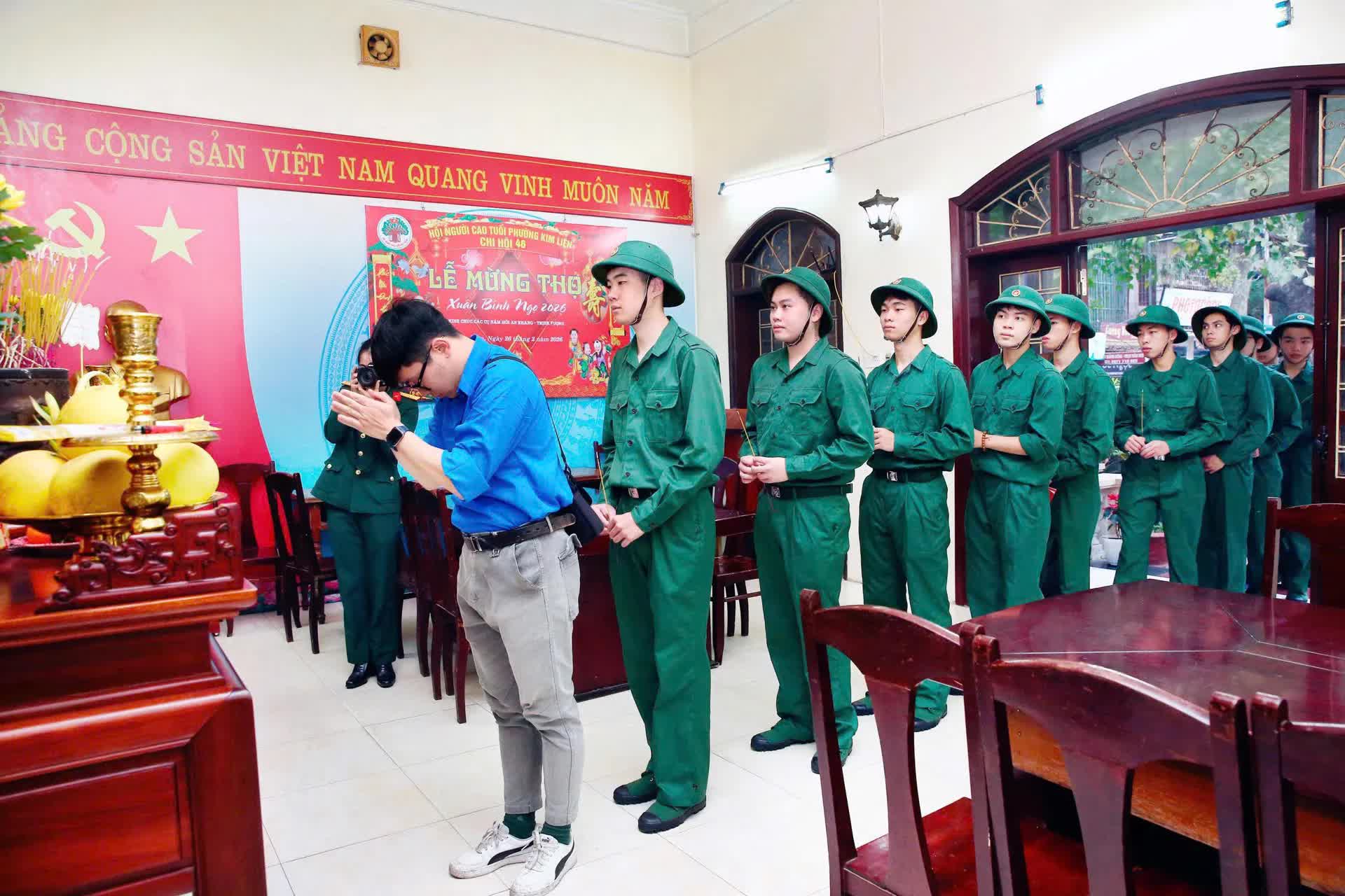 Phường Kim Liên tổ chức lễ kết nạp Đảng cho 04 quần chúng ưu tú trước khi lên đường thực hiện nghĩa vụ quân sự- Ảnh 1.