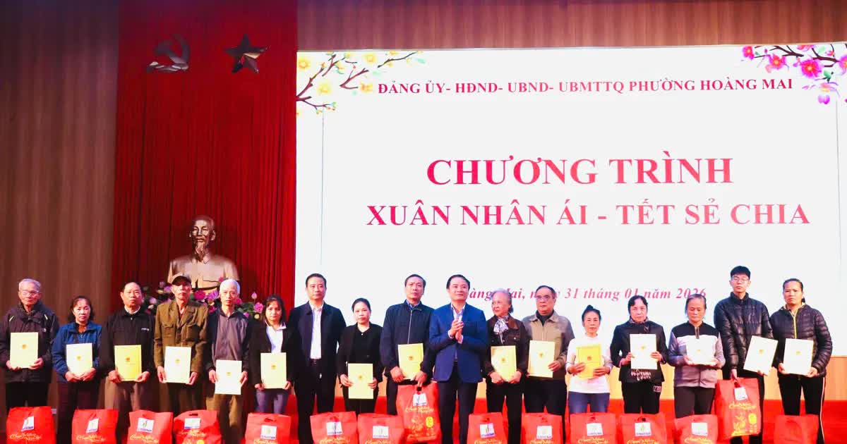 Phường Hoàng Mai tặng 650 suất quà cho các hộ gia đình khó khăn dịp Tết Bính Ngọ 2026
