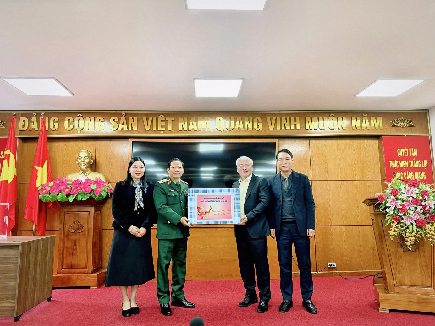 Thiếu tướng Nguyễn Đình Lưu - Phó Tư lệnh Bộ Tư lệnh Thủ đô Hà Nội thăm, chúc Tết phường Đại Mỗ nhân dịp Tết Nguyên đán Bính Ngọ 2026- Ảnh 2.