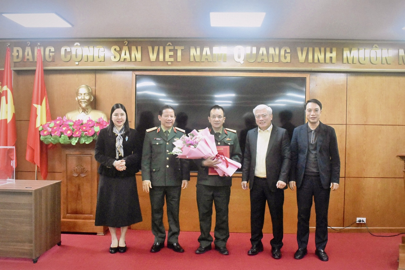 Thiếu tướng Nguyễn Đình Lưu - Phó Tư lệnh Bộ Tư lệnh Thủ đô Hà Nội thăm, chúc Tết phường Đại Mỗ nhân dịp Tết Nguyên đán Bính Ngọ 2026- Ảnh 3.