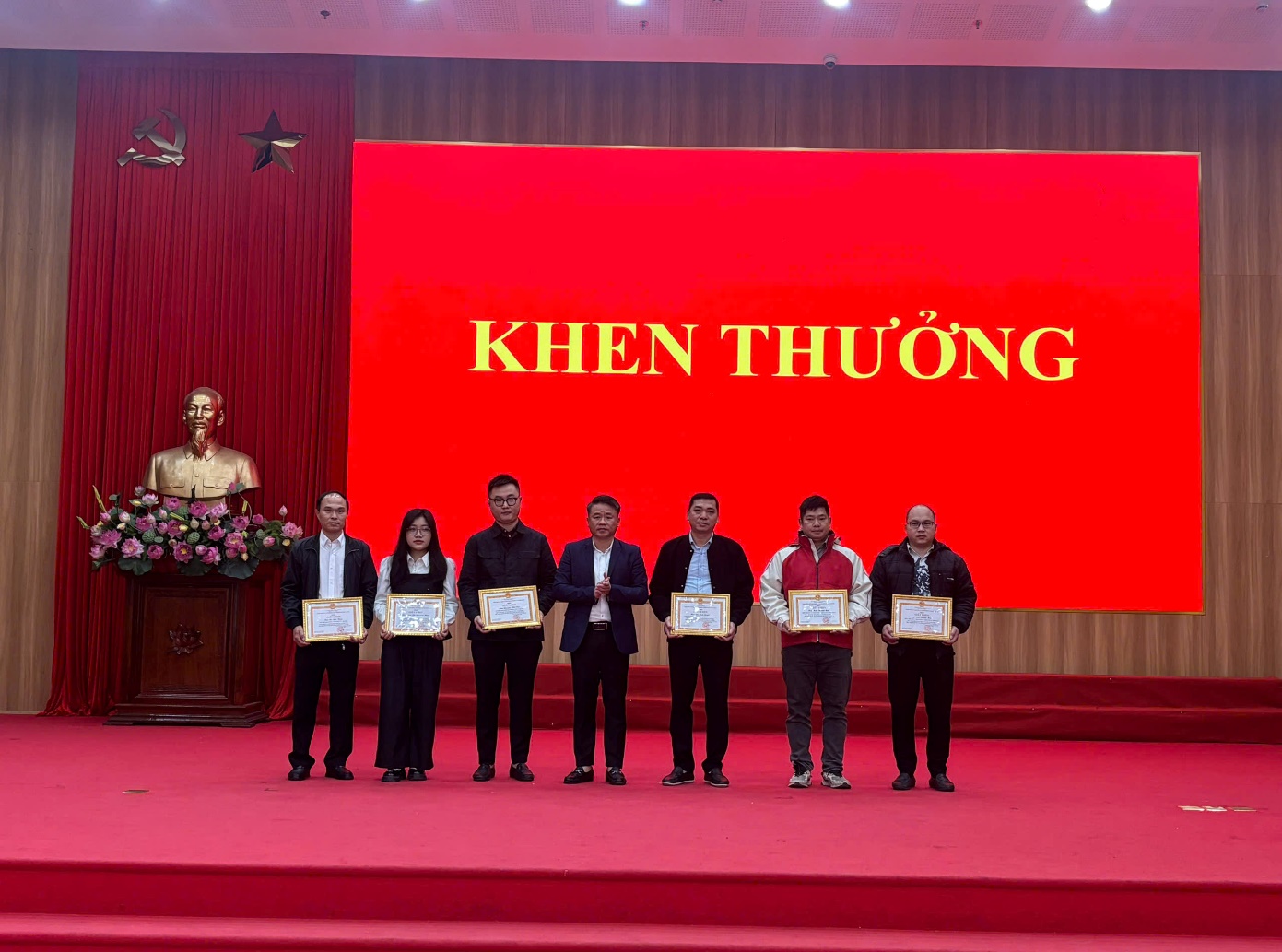 C:\Users\ADMIN\Downloads\ảnh fb2.jpg