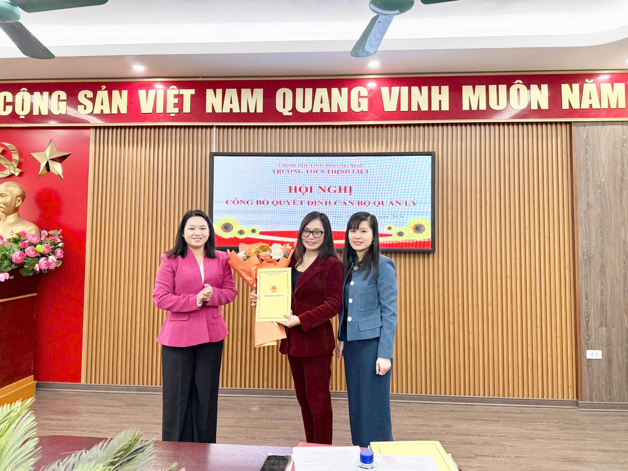 Ảnh có chứa trang phục, người, cười, hoa  Nội dung do AI tạo ra có thể không chính xác.