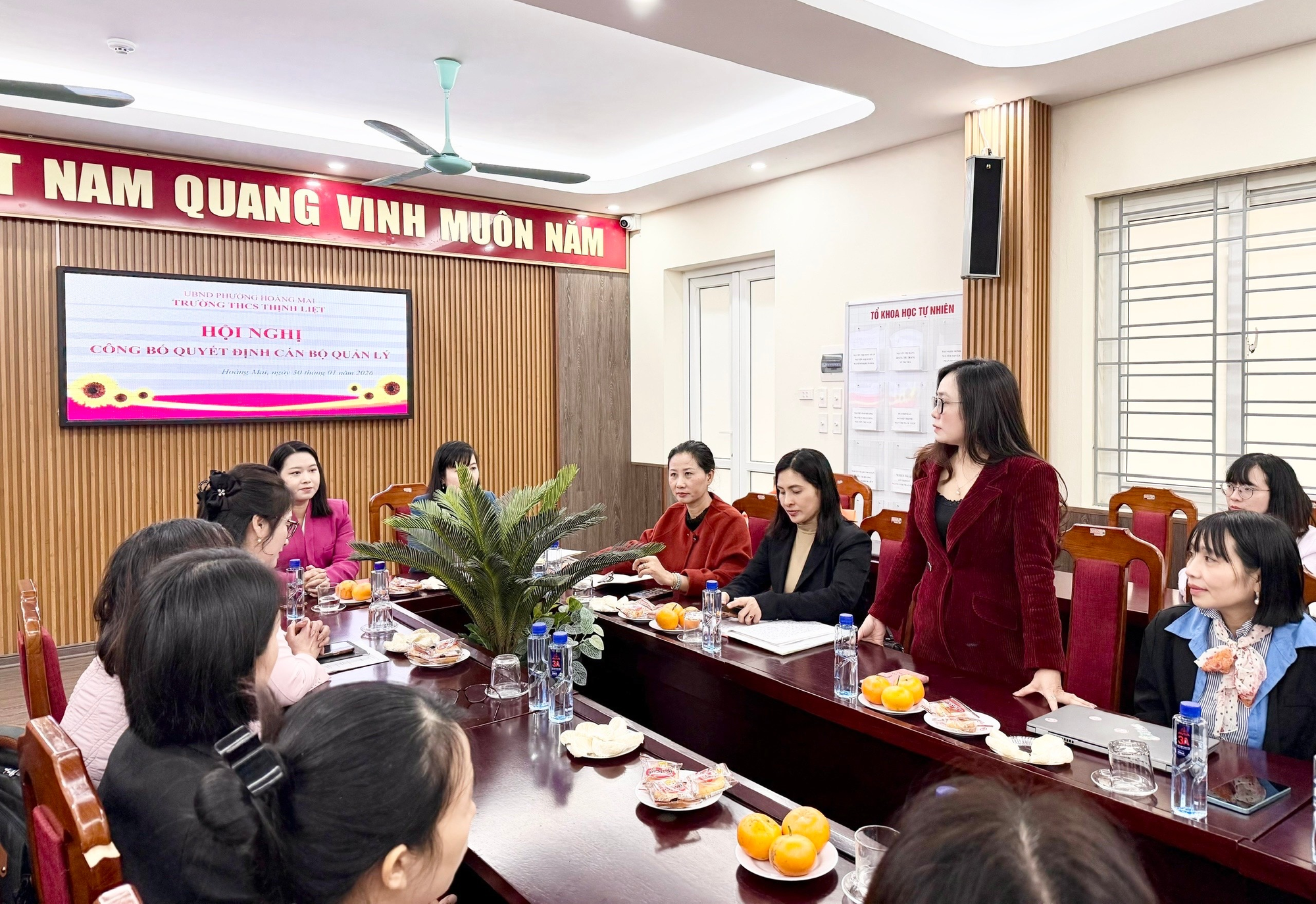 Ảnh có chứa trang phục, người, trong nhà, tường  Nội dung do AI tạo ra có thể không chính xác.