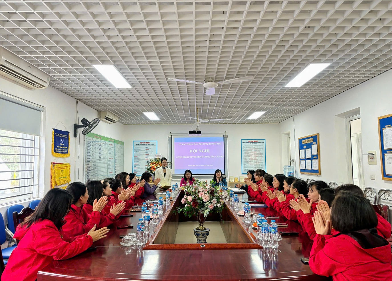UBND PHƯỜNG HOÀNG MAI TỔ CHỨC HỘI NGHỊ CÔNG BỐ VÀ TRAO QUYẾT ĐỊNH BỔ NHIỆM HIỆU TRƯỞNG TRƯỜNG MẦM NON HOA MAI- Ảnh 3.