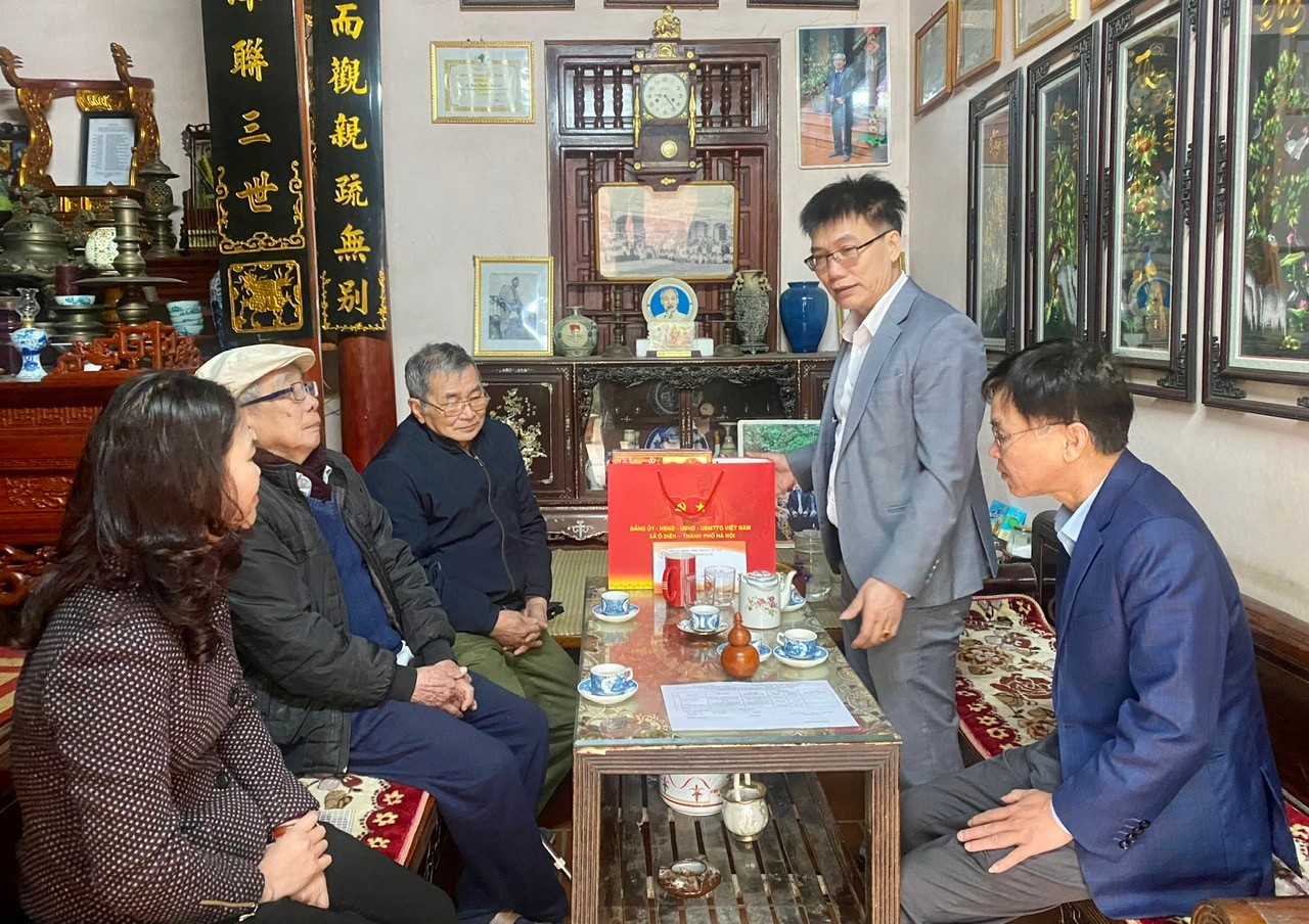 Lãnh đạo xã thăm, tặng quà tết gia đình chính sách trên địa bàn- Ảnh 1.