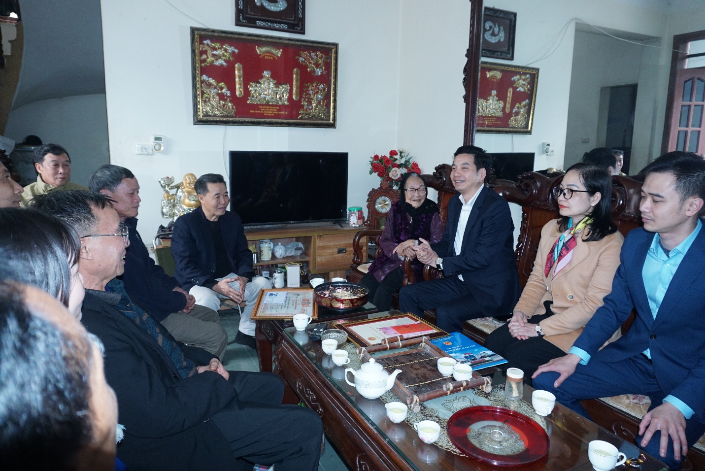 Đồng chí Bí thư Đảng ủy xã Gia Lâm thăm, chúc Tết người cao tuổi tròn 100 tuổi và cán bộ lão thành cách mạng- Ảnh 1.