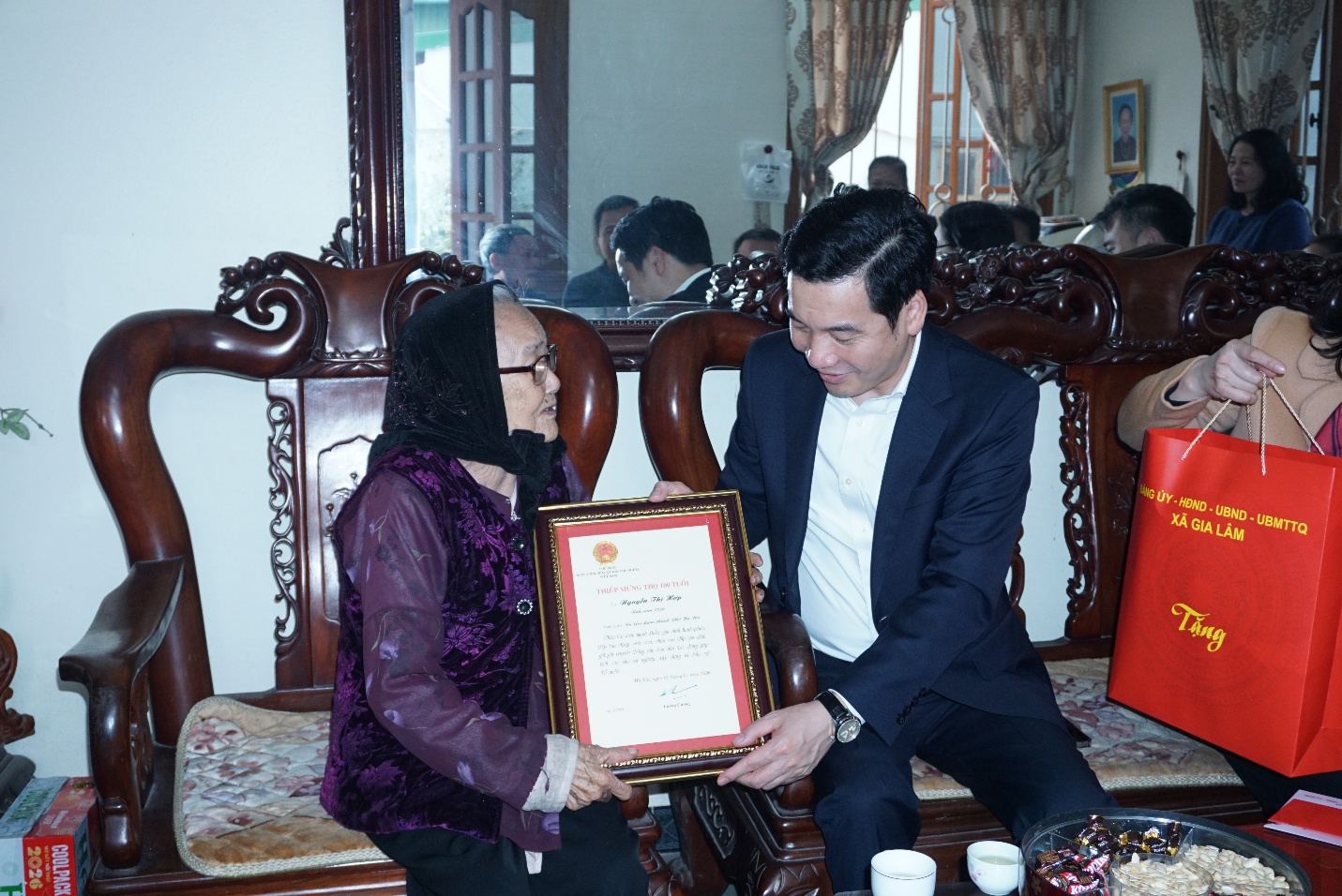 Đồng chí Bí thư Đảng ủy xã Gia Lâm thăm, chúc Tết người cao tuổi tròn 100 tuổi và cán bộ lão thành cách mạng- Ảnh 2.