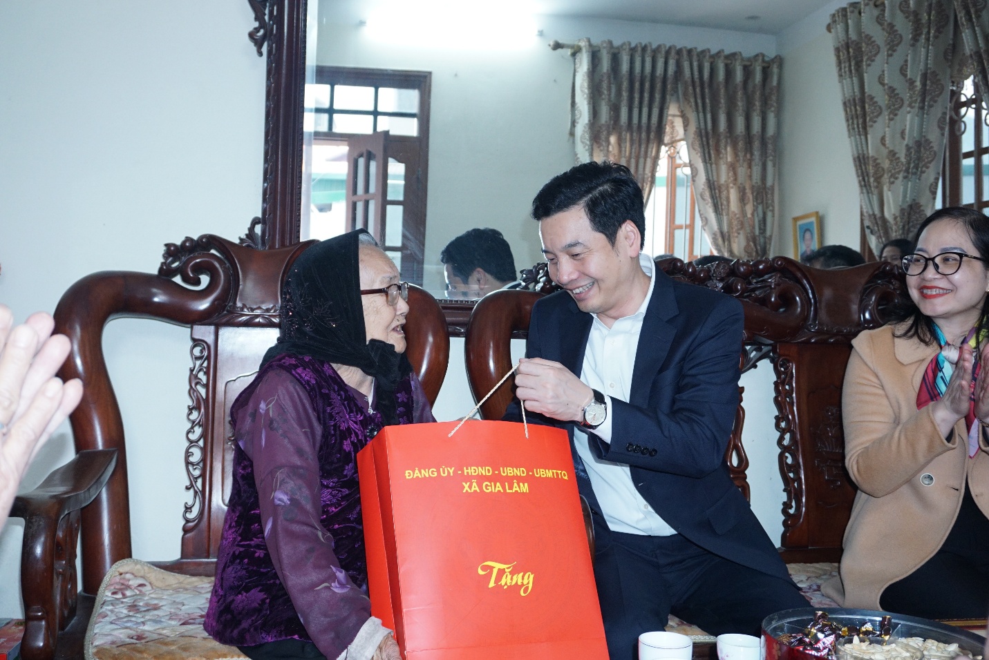 Đồng chí Bí thư Đảng ủy xã Gia Lâm thăm, chúc Tết người cao tuổi tròn 100 tuổi và cán bộ lão thành cách mạng- Ảnh 3.