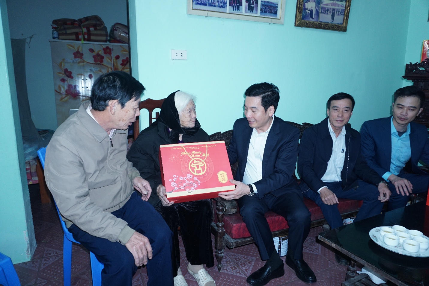 Đồng chí Bí thư Đảng ủy xã Gia Lâm thăm, chúc Tết người cao tuổi tròn 100 tuổi và cán bộ lão thành cách mạng- Ảnh 4.