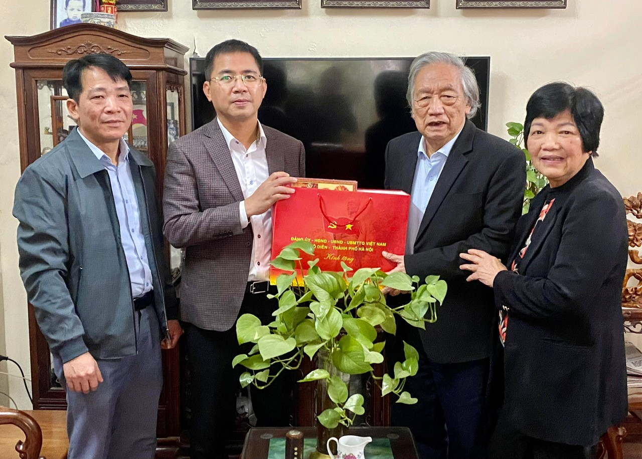 Đồng chí Bí thư Đảng ủy thăm, tặng quà Tết gia đình chính sách tiêu biểu trên địa bàn xã.- Ảnh 1.