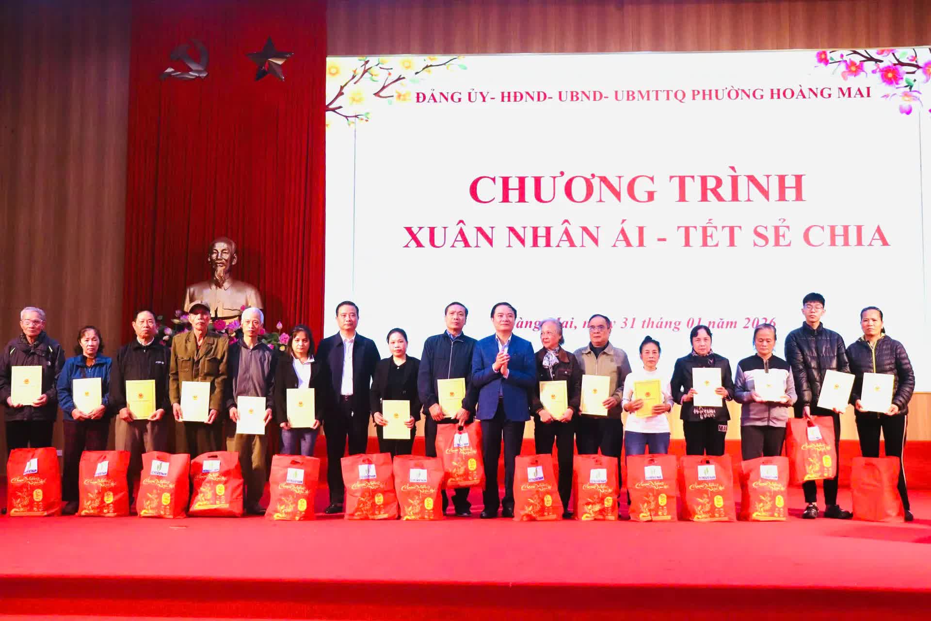 Phường Hoàng Mai tặng 650 suất quà cho các hộ gia đình khó khăn dịp Tết Bính Ngọ 2026- Ảnh 1.