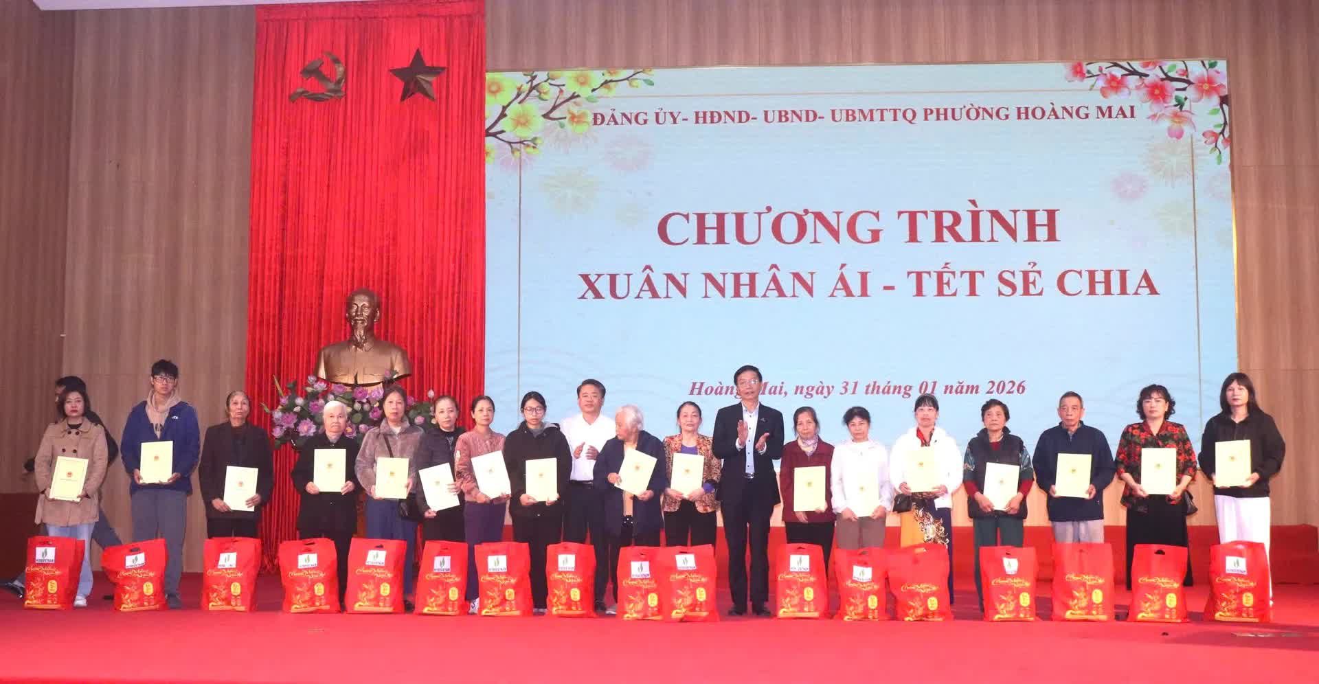 Phường Hoàng Mai tặng 650 suất quà cho các hộ gia đình khó khăn dịp Tết Bính Ngọ 2026- Ảnh 2.