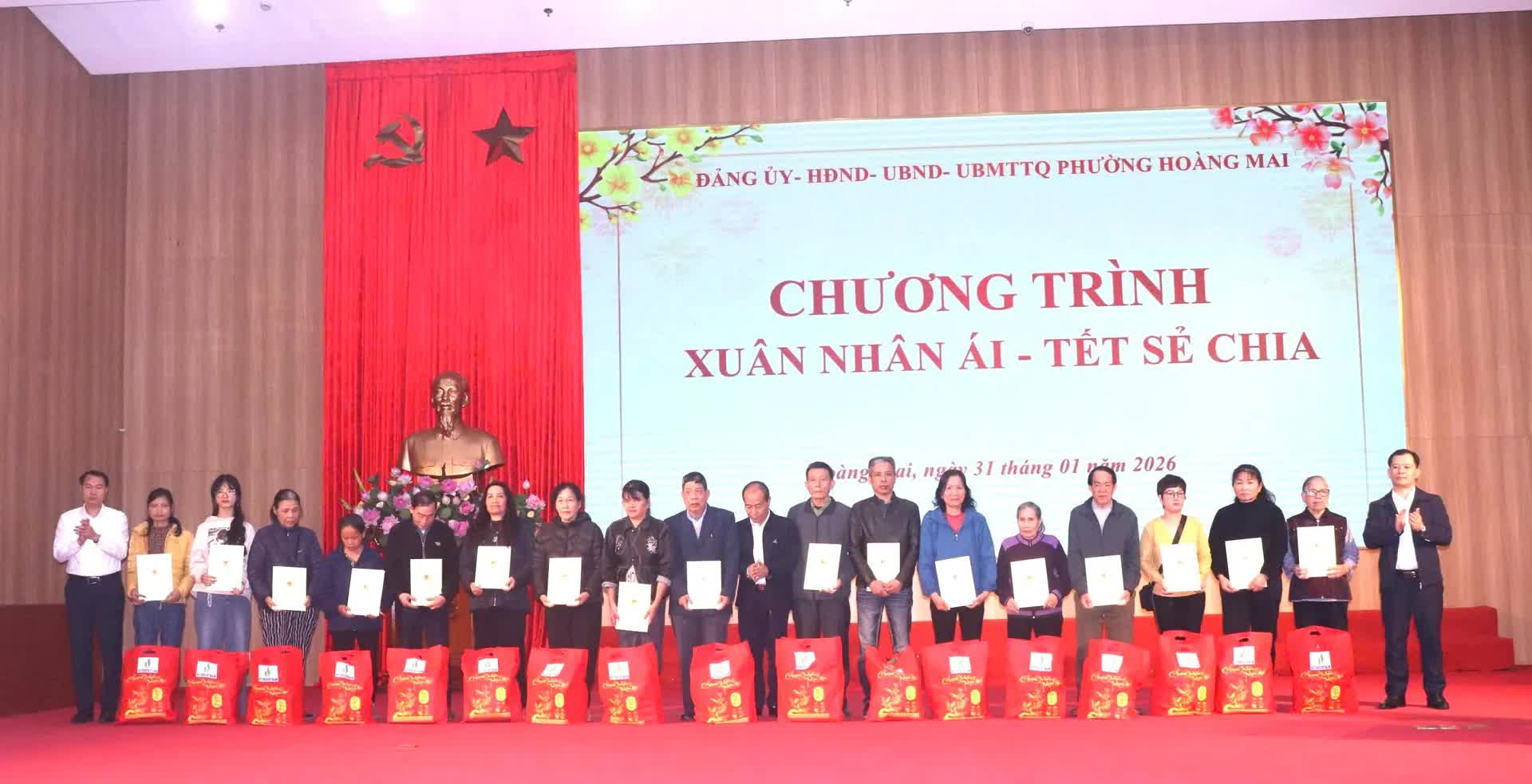 Phường Hoàng Mai tặng 650 suất quà cho các hộ gia đình khó khăn dịp Tết Bính Ngọ 2026- Ảnh 4.