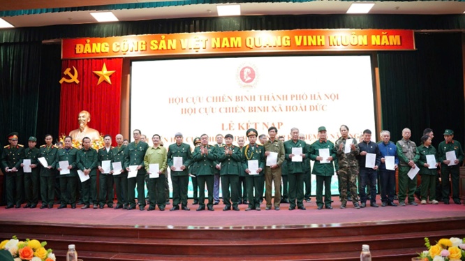 Hội Cựu chiến binh xã Hoài Đức tổ chức lễ kết nạp hội viên mới nhân kỷ niệm 96 năm Ngày thành lập Đảng Cộng sản Việt Nam- Ảnh 4.