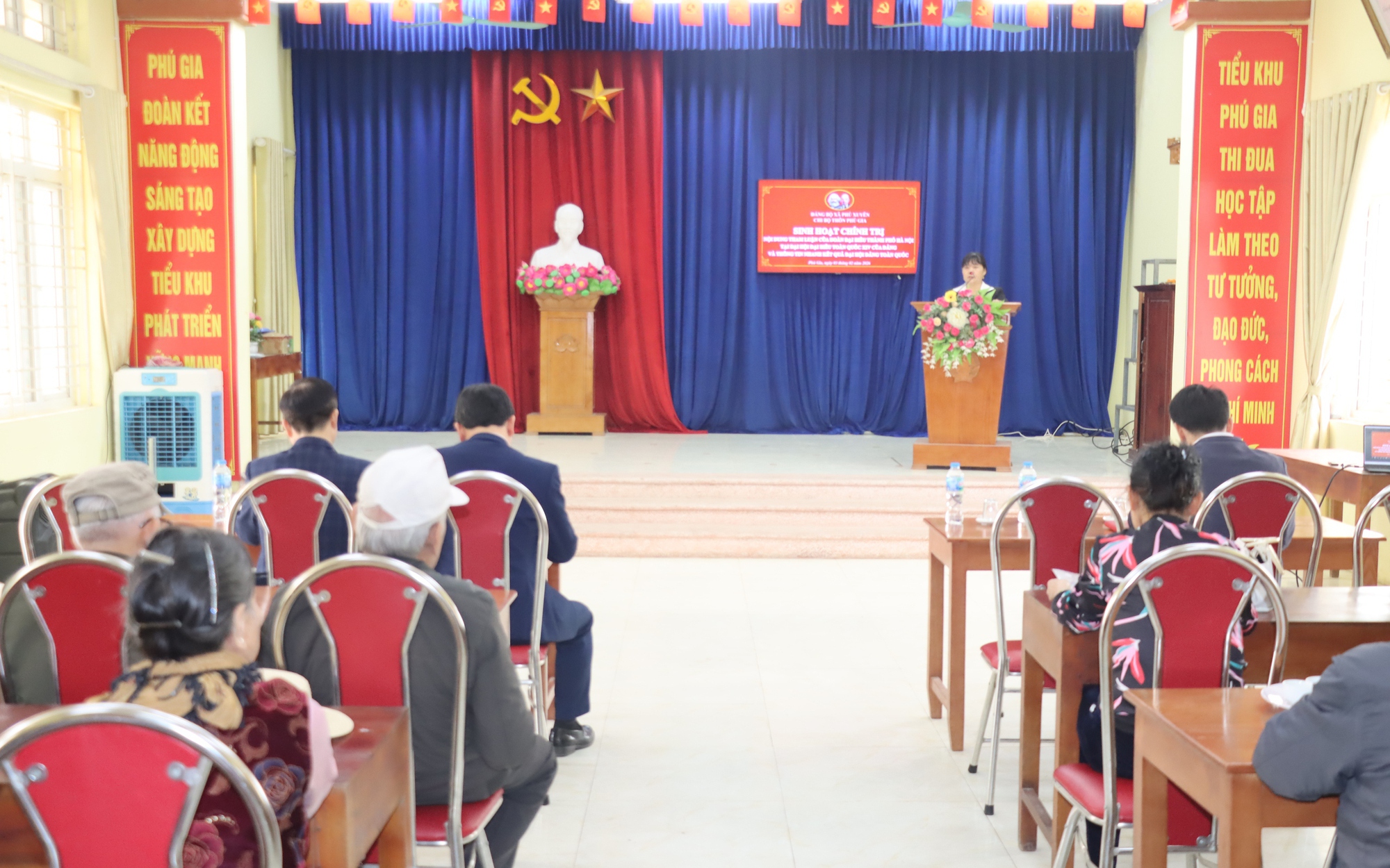 Chi bộ thôn Phú Gia tổ chức sinh hoạt chính trị