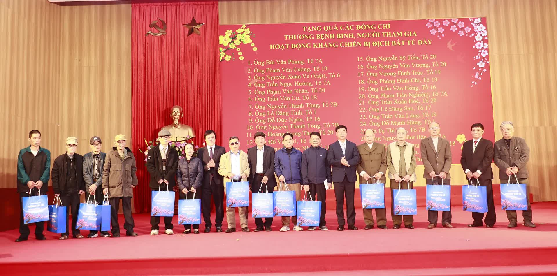 Phường Yên Sở tổ chức gặp mặt tri ân, tặng quà các gia đình người có công nhân dịp Tết Bính Ngọ 2026- Ảnh 2.