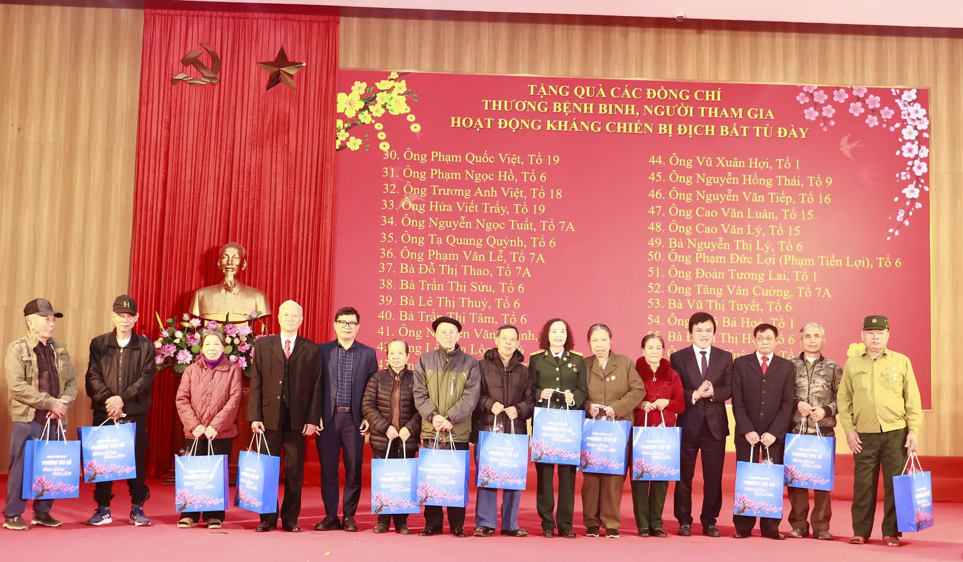 Phường Yên Sở tổ chức gặp mặt tri ân, tặng quà các gia đình người có công nhân dịp Tết Bính Ngọ 2026- Ảnh 3.