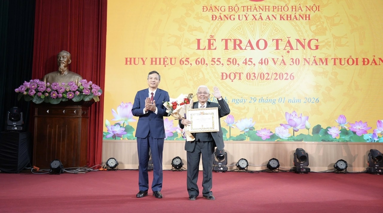 An Khánh tổ chức Lễ kỷ niệm 96 năm Ngày thành lập Đảng Cộng sản Việt Nam và trao Huy hiệu Đảng đợt 3-2- Ảnh 6.