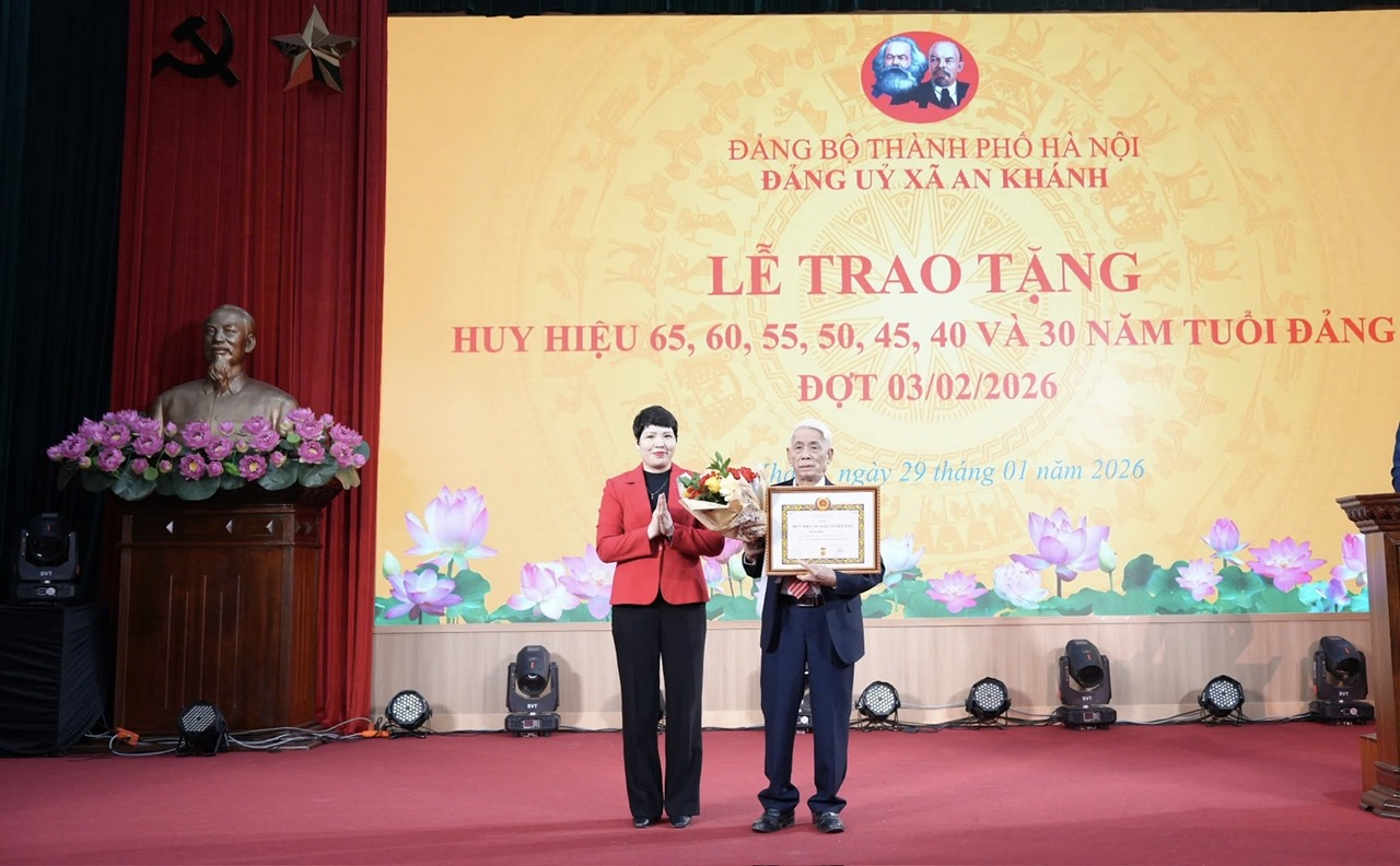 An Khánh tổ chức Lễ kỷ niệm 96 năm Ngày thành lập Đảng Cộng sản Việt Nam và trao Huy hiệu Đảng đợt 3-2- Ảnh 7.