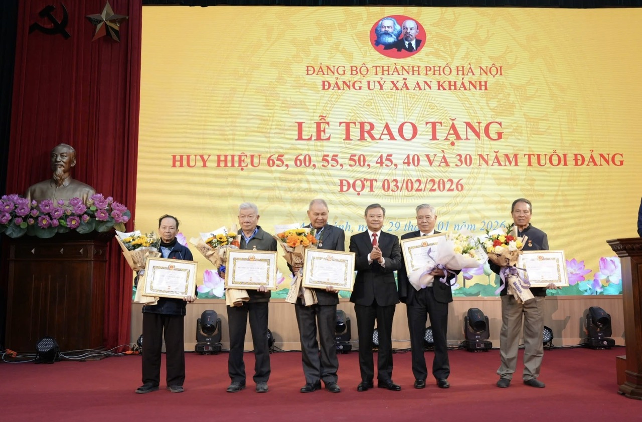 An Khánh tổ chức Lễ kỷ niệm 96 năm Ngày thành lập Đảng Cộng sản Việt Nam và trao Huy hiệu Đảng đợt 3-2- Ảnh 8.