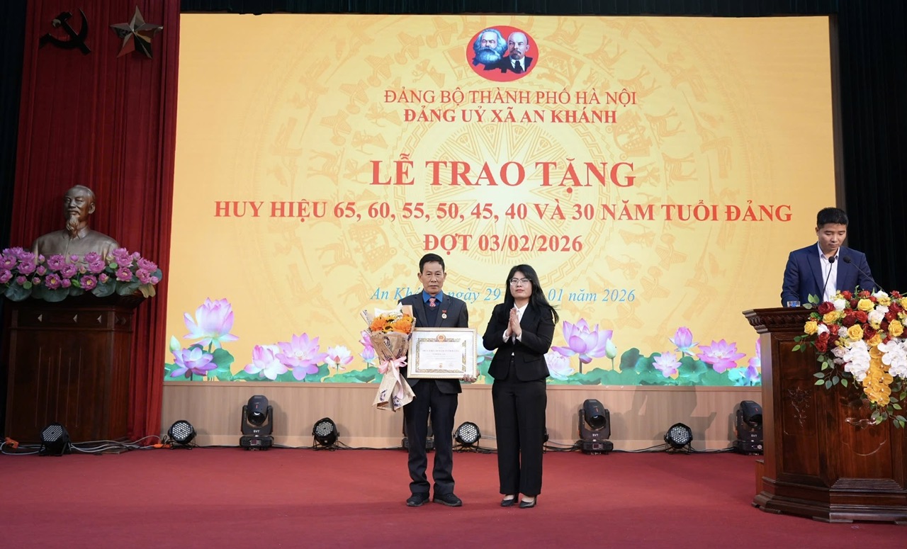 An Khánh tổ chức Lễ kỷ niệm 96 năm Ngày thành lập Đảng Cộng sản Việt Nam và trao Huy hiệu Đảng đợt 3-2- Ảnh 9.