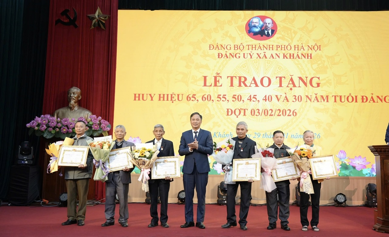 An Khánh tổ chức Lễ kỷ niệm 96 năm Ngày thành lập Đảng Cộng sản Việt Nam và trao Huy hiệu Đảng đợt 3-2- Ảnh 10.
