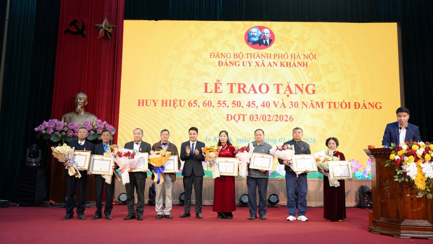 An Khánh tổ chức Lễ kỷ niệm 96 năm Ngày thành lập Đảng Cộng sản Việt Nam và trao Huy hiệu Đảng đợt 3-2- Ảnh 11.