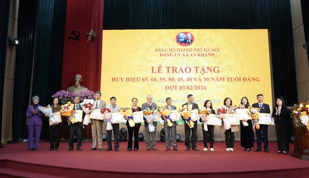 An Khánh tổ chức Lễ kỷ niệm 96 năm Ngày thành lập Đảng Cộng sản Việt Nam và trao Huy hiệu Đảng đợt 3-2- Ảnh 12.