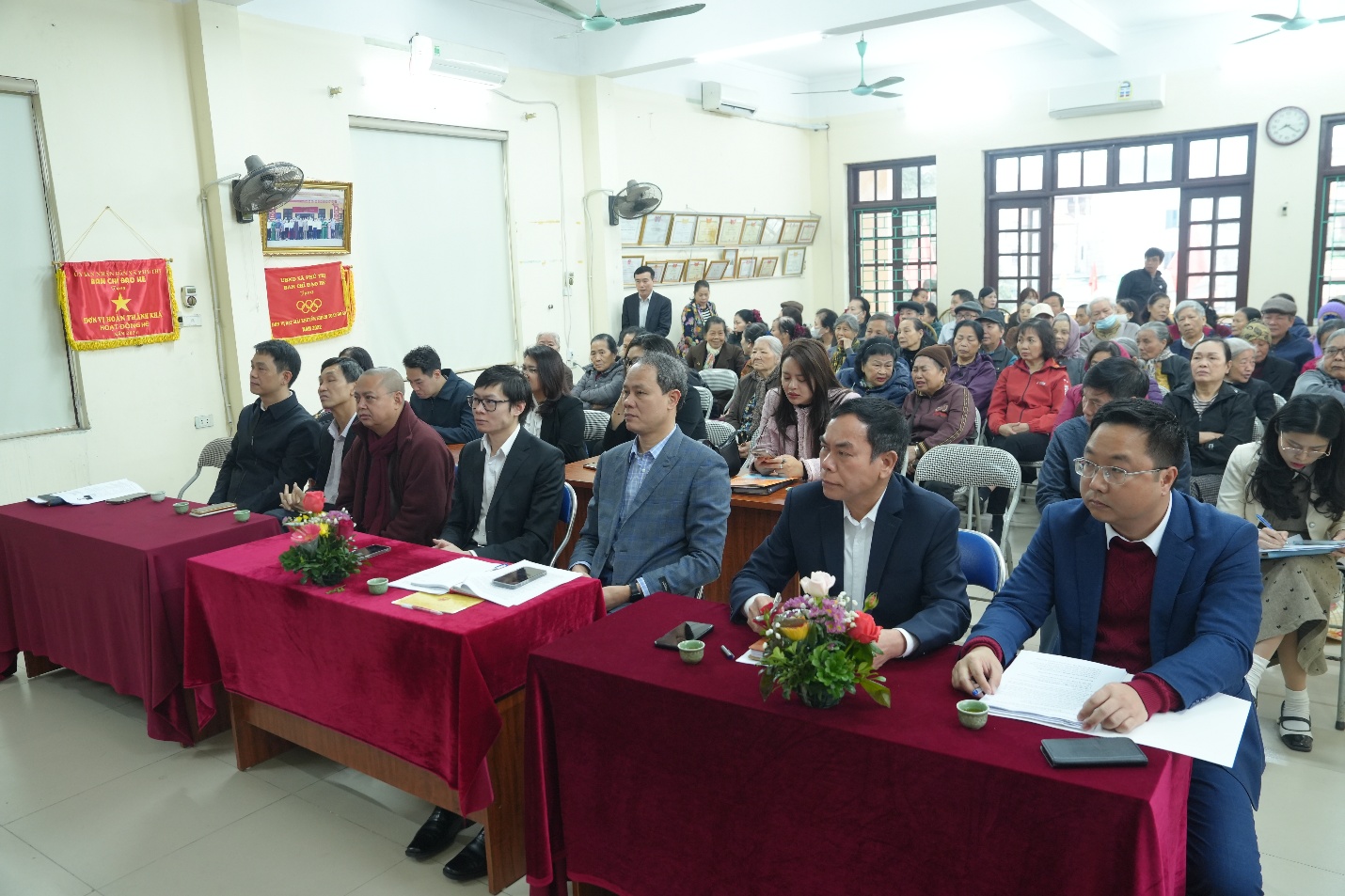 Hội nghị lấy ý kiến nhận xét và tín nhiệm của cử tri nơi cư trú đối với người ứng cử đại biểu Hội đồng nhân dân các cấp- Ảnh 1.