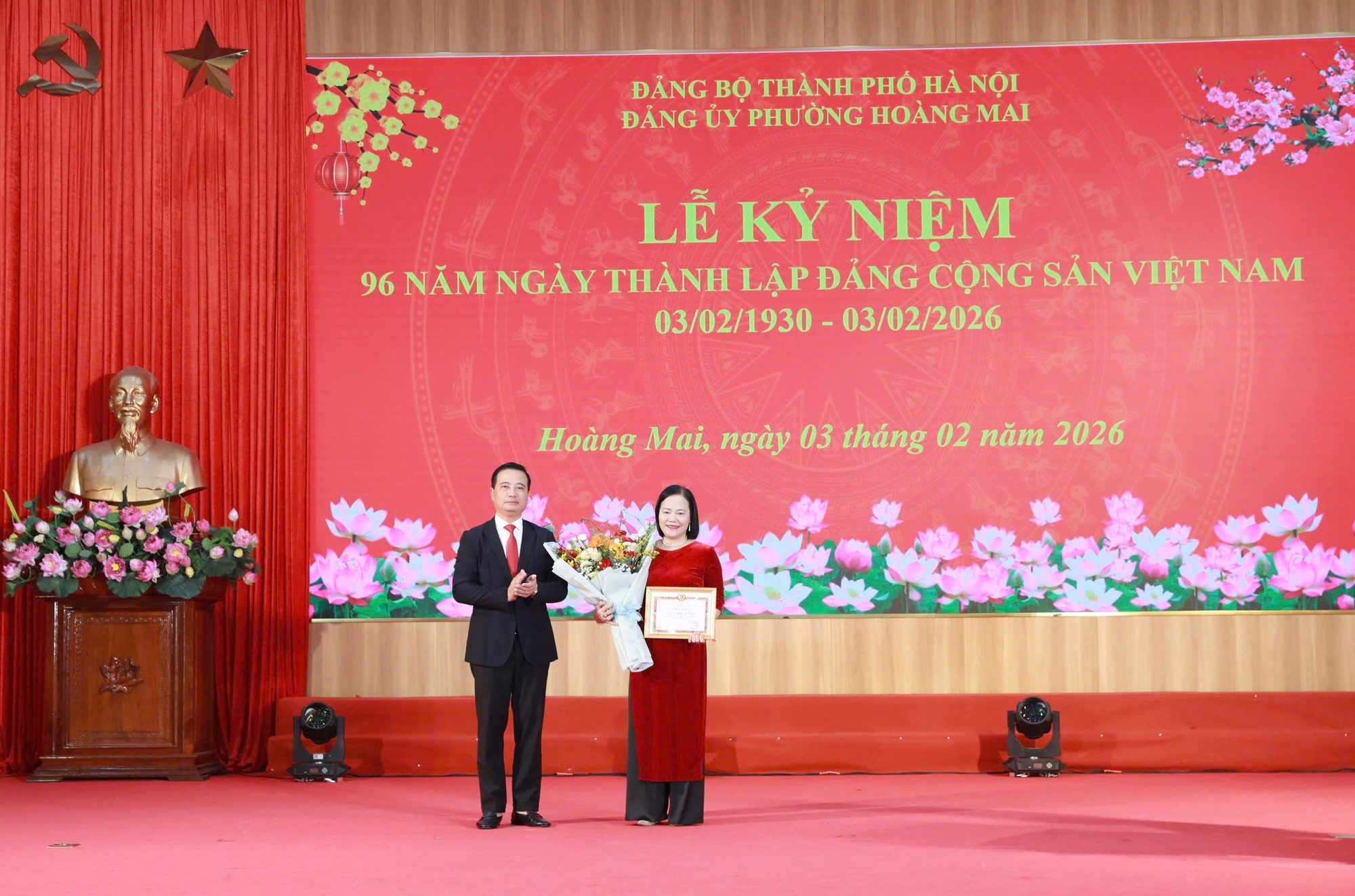 Phường Hoàng Mai kỷ niệm 96 năm Ngày thành lập Đảng và trao tặng Huy hiệu Đảng- Ảnh 1.