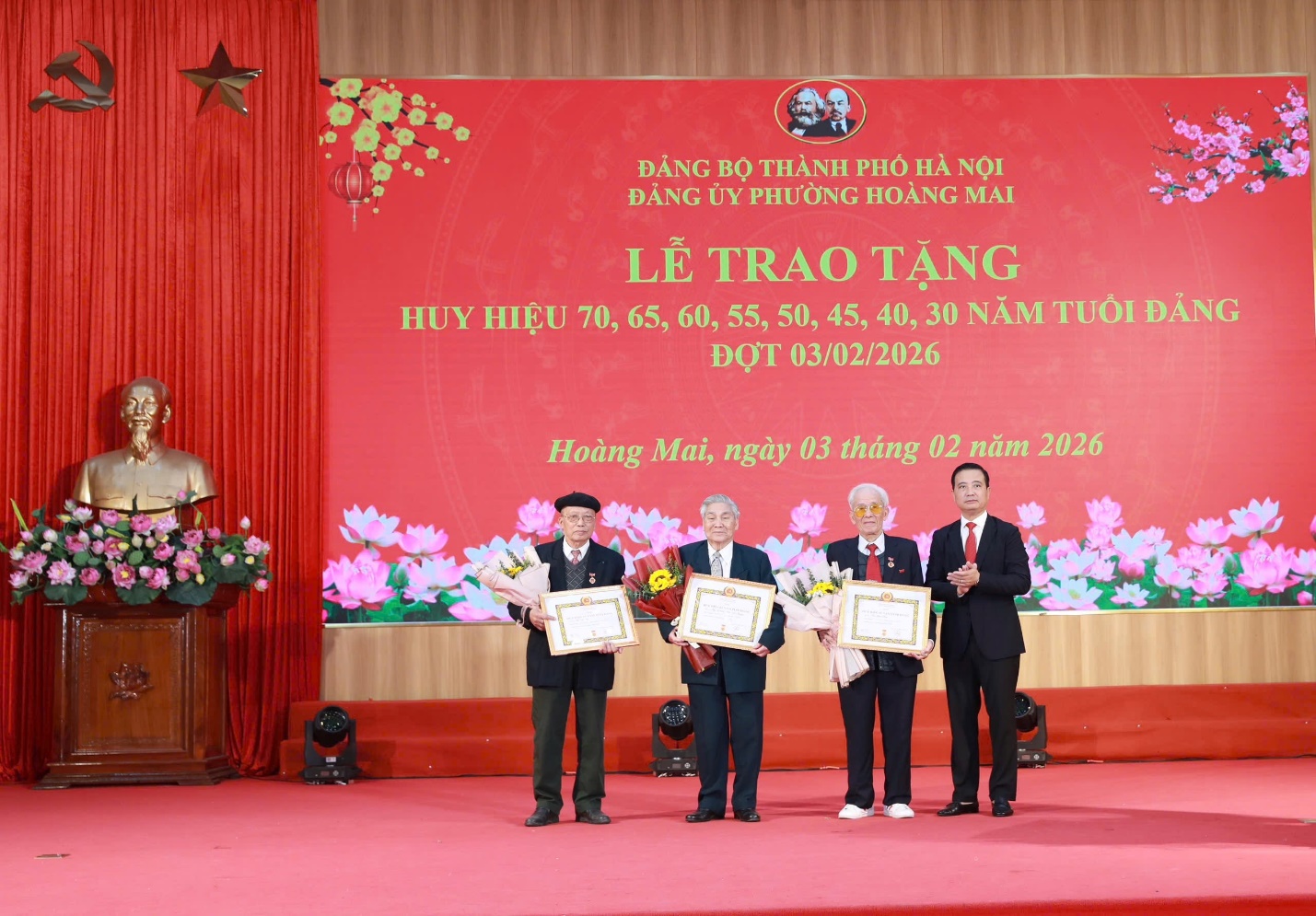 Phường Hoàng Mai kỷ niệm 96 năm Ngày thành lập Đảng và trao tặng Huy hiệu Đảng- Ảnh 2.