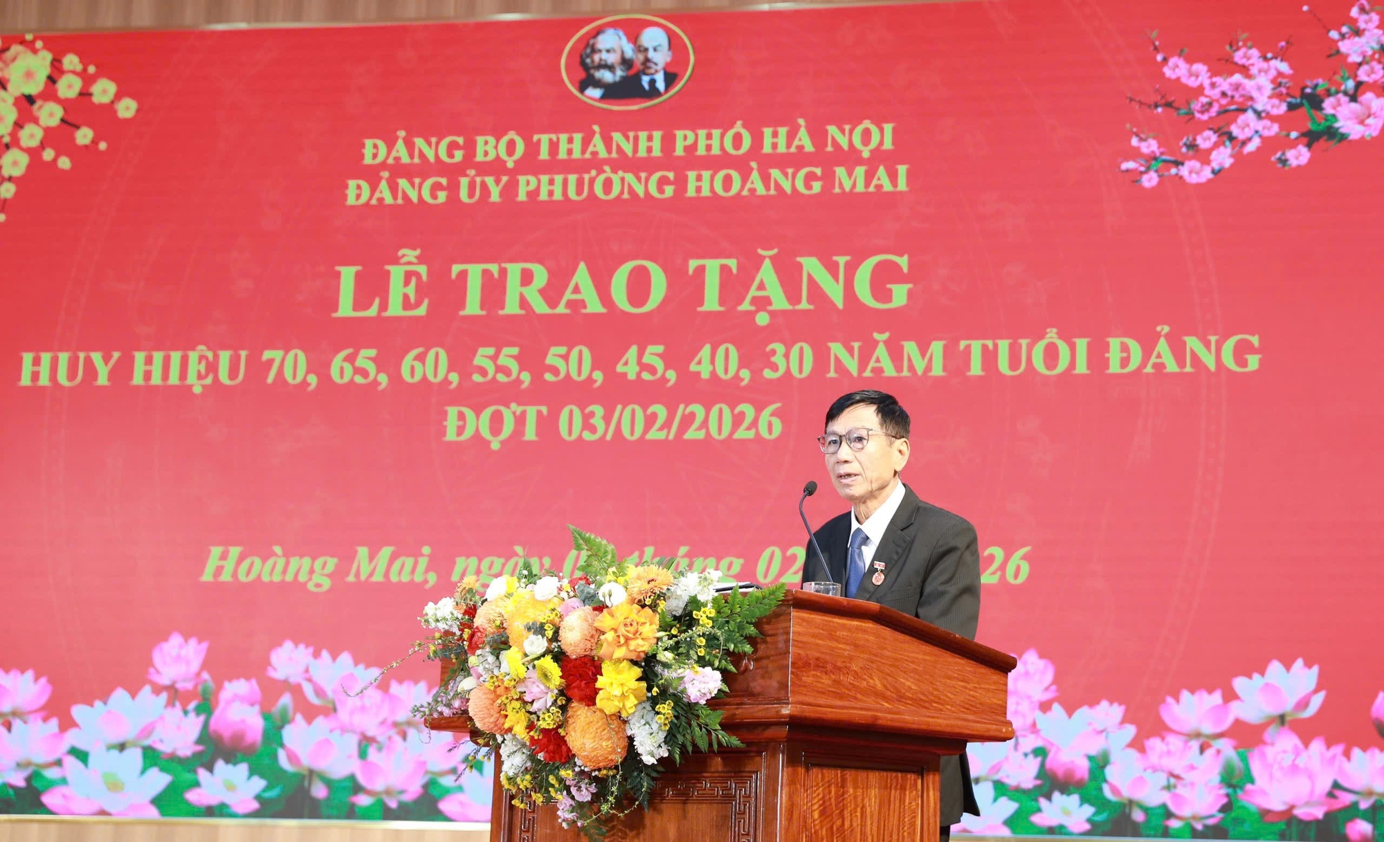 Phường Hoàng Mai kỷ niệm 96 năm Ngày thành lập Đảng và trao tặng Huy hiệu Đảng- Ảnh 3.