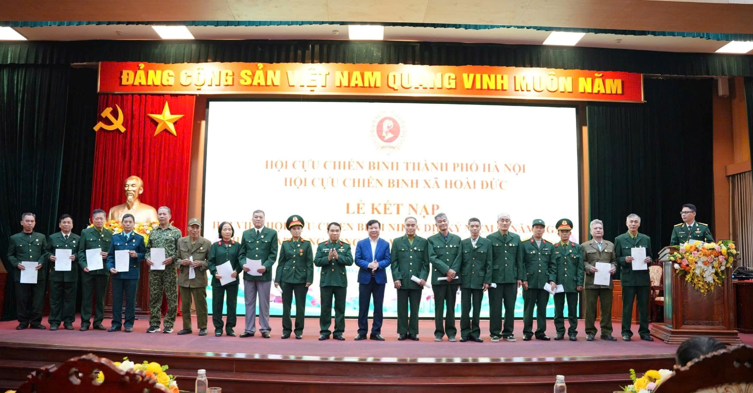 Hội Cựu chiến binh xã Hoài Đức tổ chức lễ kết nạp hội viên mới nhân kỷ niệm 96 năm Ngày thành lập Đảng Cộng sản Việt Nam- Ảnh 3.