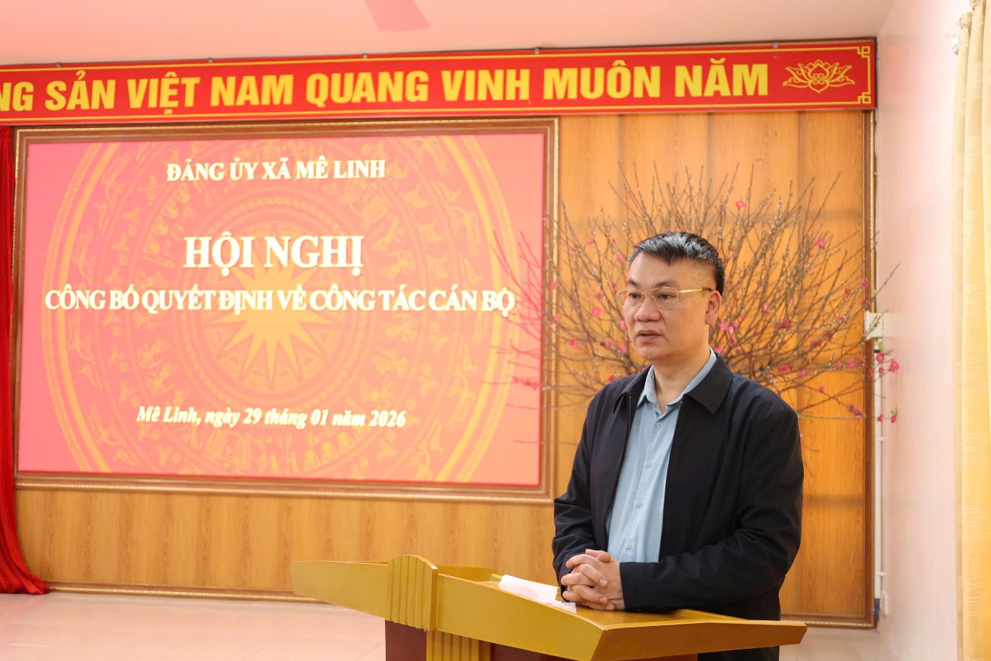 A person standing at a podium  AI-generated content may be incorrect.