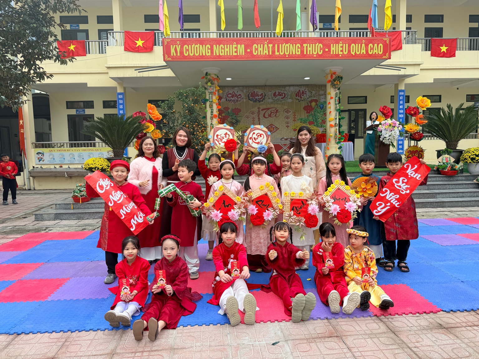 TRƯỜNG TIỂU HỌC TRẦN PHÚ B: SÔI NỔI HOẠT ĐỘNG TRẢI NGHIỆM “GIỮ NÉT TẾT – DỆT TRIỆU ƯỚC MƠ”- Ảnh 1.