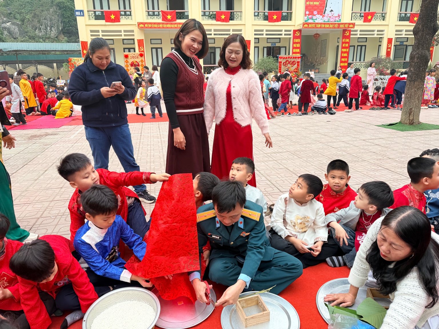 TRƯỜNG TIỂU HỌC TRẦN PHÚ B: SÔI NỔI HOẠT ĐỘNG TRẢI NGHIỆM “GIỮ NÉT TẾT – DỆT TRIỆU ƯỚC MƠ”- Ảnh 2.