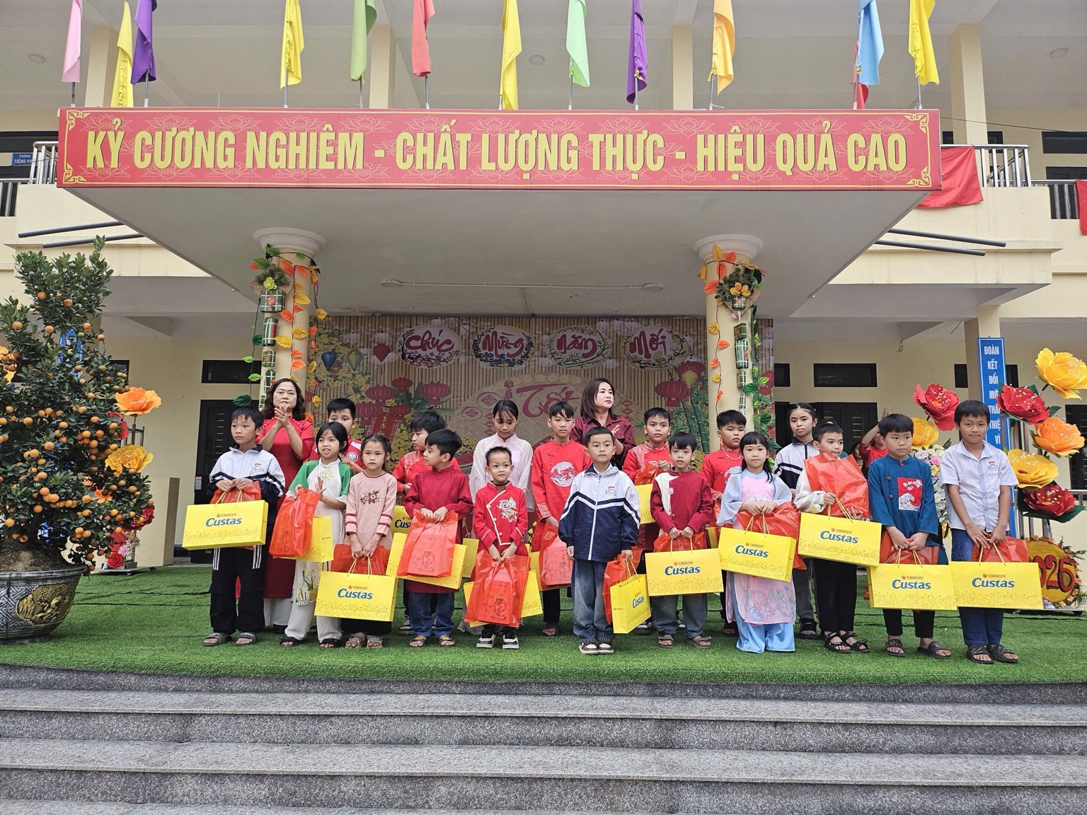 TRƯỜNG TIỂU HỌC TRẦN PHÚ B: SÔI NỔI HOẠT ĐỘNG TRẢI NGHIỆM “GIỮ NÉT TẾT – DỆT TRIỆU ƯỚC MƠ”- Ảnh 3.