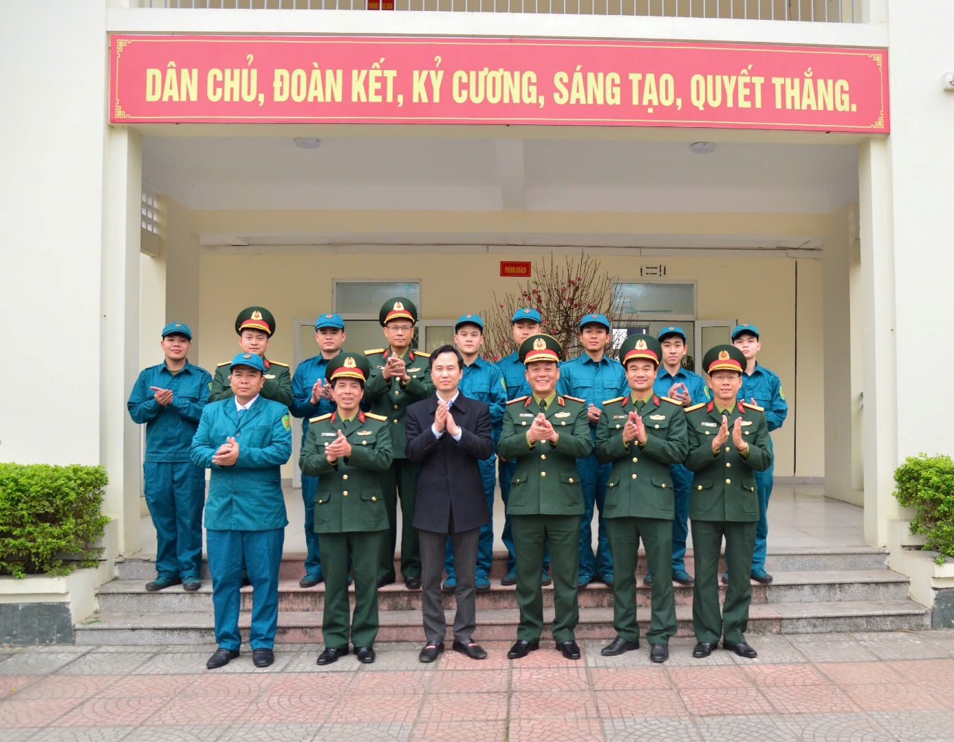 Ảnh có chứa trang phục, người, tòa nhà, đàn ông  Nội dung do AI tạo ra có thể không chính xác.