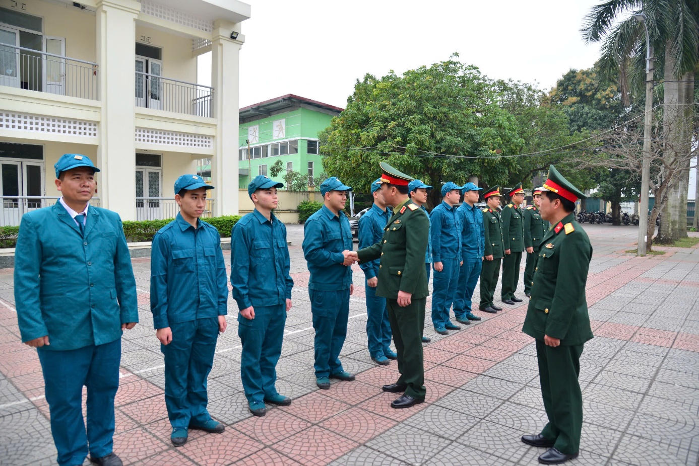 Ảnh có chứa người, ngoài trời, cây cối, đàn ông  Nội dung do AI tạo ra có thể không chính xác.