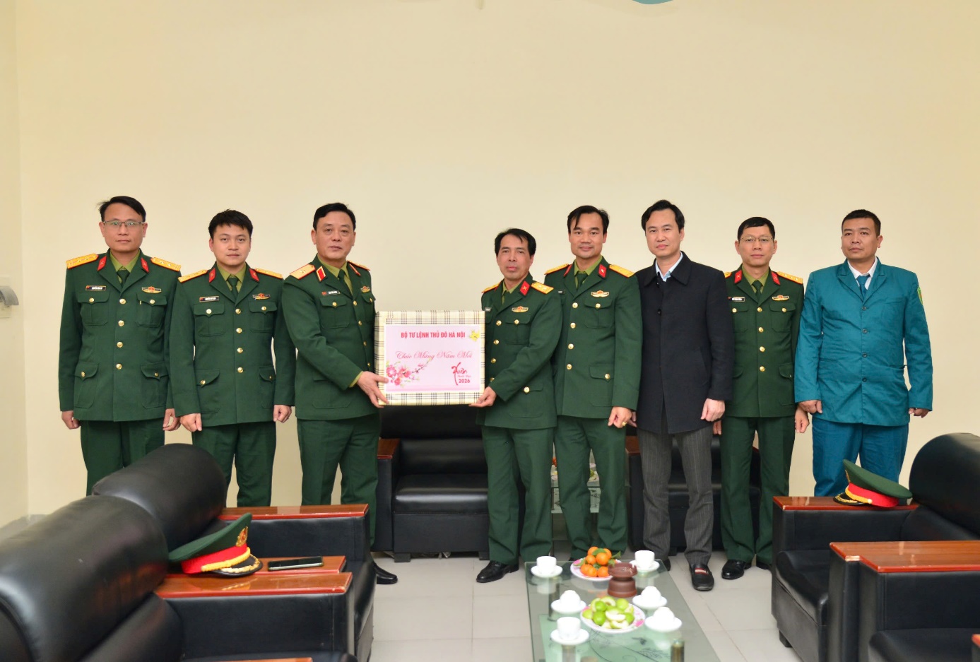 Ảnh có chứa trang phục, người, trong nhà, đàn ông  Nội dung do AI tạo ra có thể không chính xác.