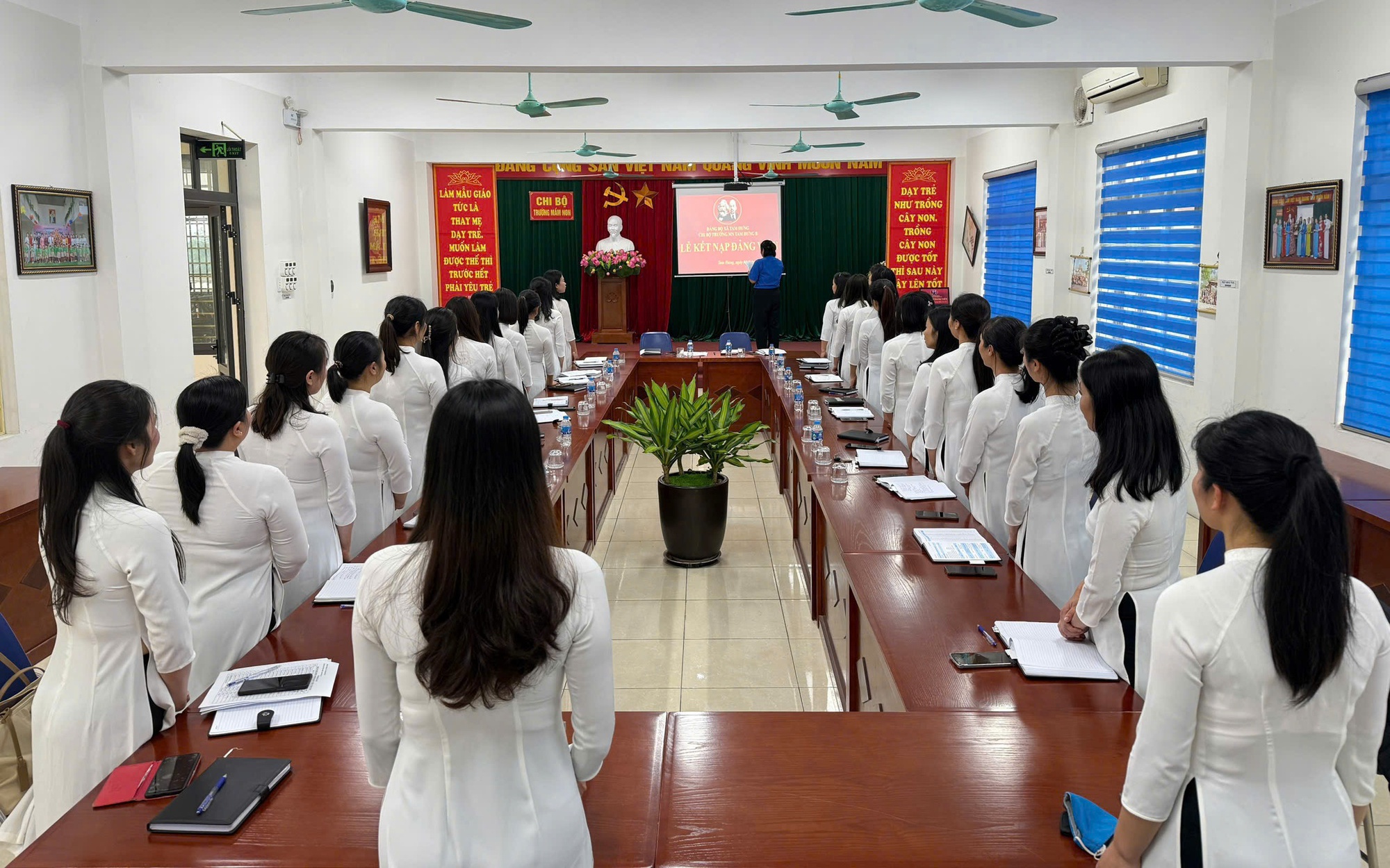 Chi bộ trường Mầm non Tam Hưng B tổ chức lễ kết nạp đảng viên thiết thực chào mừng 96 nặm ngày thành lập Đảng Cộng sản Việt Nam