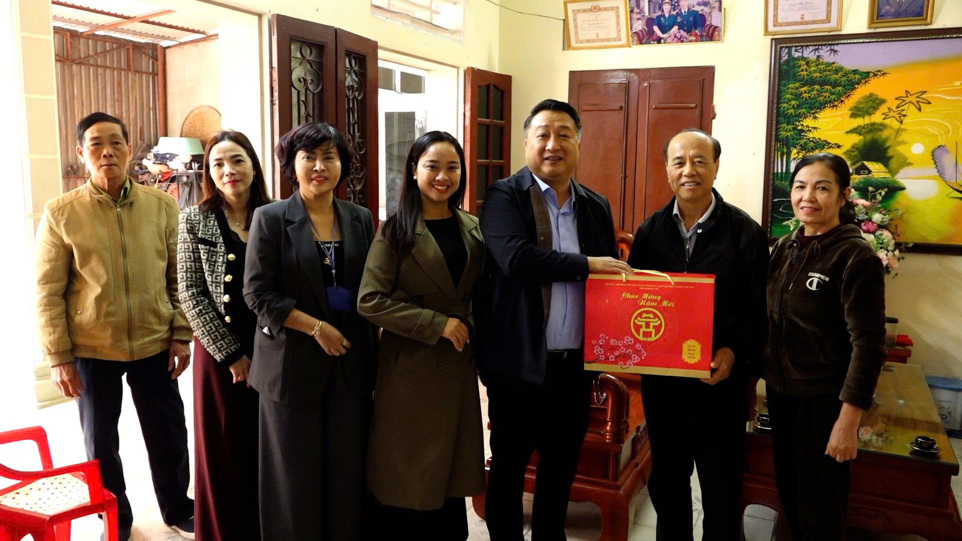 Lãnh đạo xã Bình Minh thăm, tặng quà Tết người có công và người cao tuổi