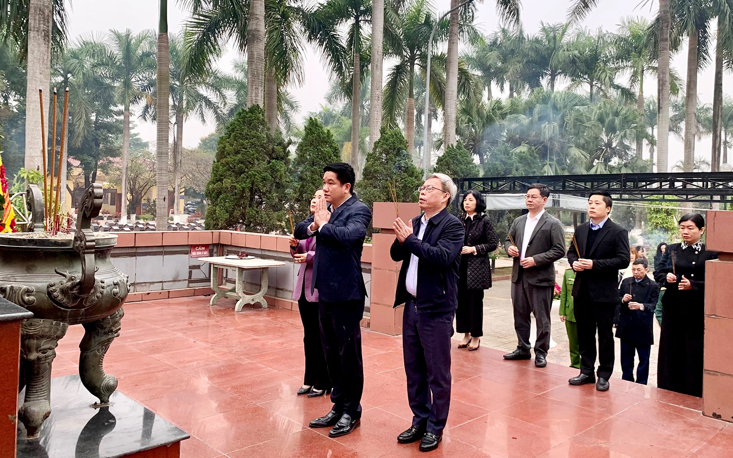 Đồng chí Nguyễn Huy Cường - Bí thư Đảng ủy, Chủ tịch HĐND phường dẫn đầu đoàn đại biểu phường Thanh Xuân thành kính dâng hương và dành phút mặc niệm tưởng nhớ các Anh hùng Liệt sĩ tại Nghĩa trang Liệt sĩ thành phố Hà Nội.