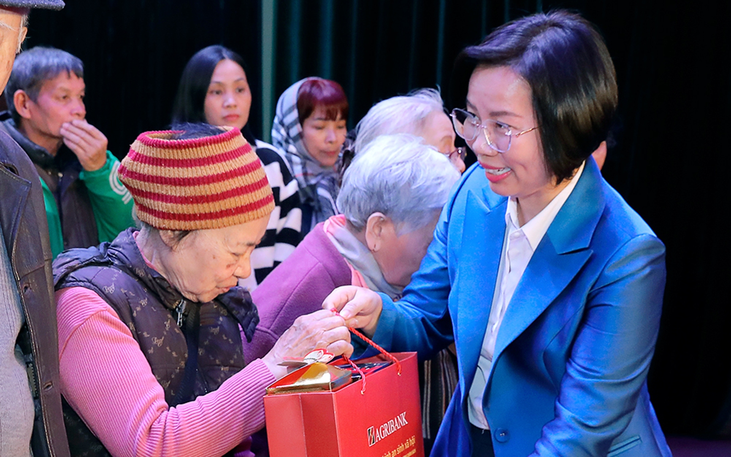 Đồng chí Bùi Huyền Mai – Ủy viên Ban Thường vụ Thành ủy, Chủ tịch Ủy ban MTTQ Việt Nam thành phố Hà Nội trao quà cho các đại diện hộ gia đình có hoàn cảnh khó khăn trên địa bàn phường