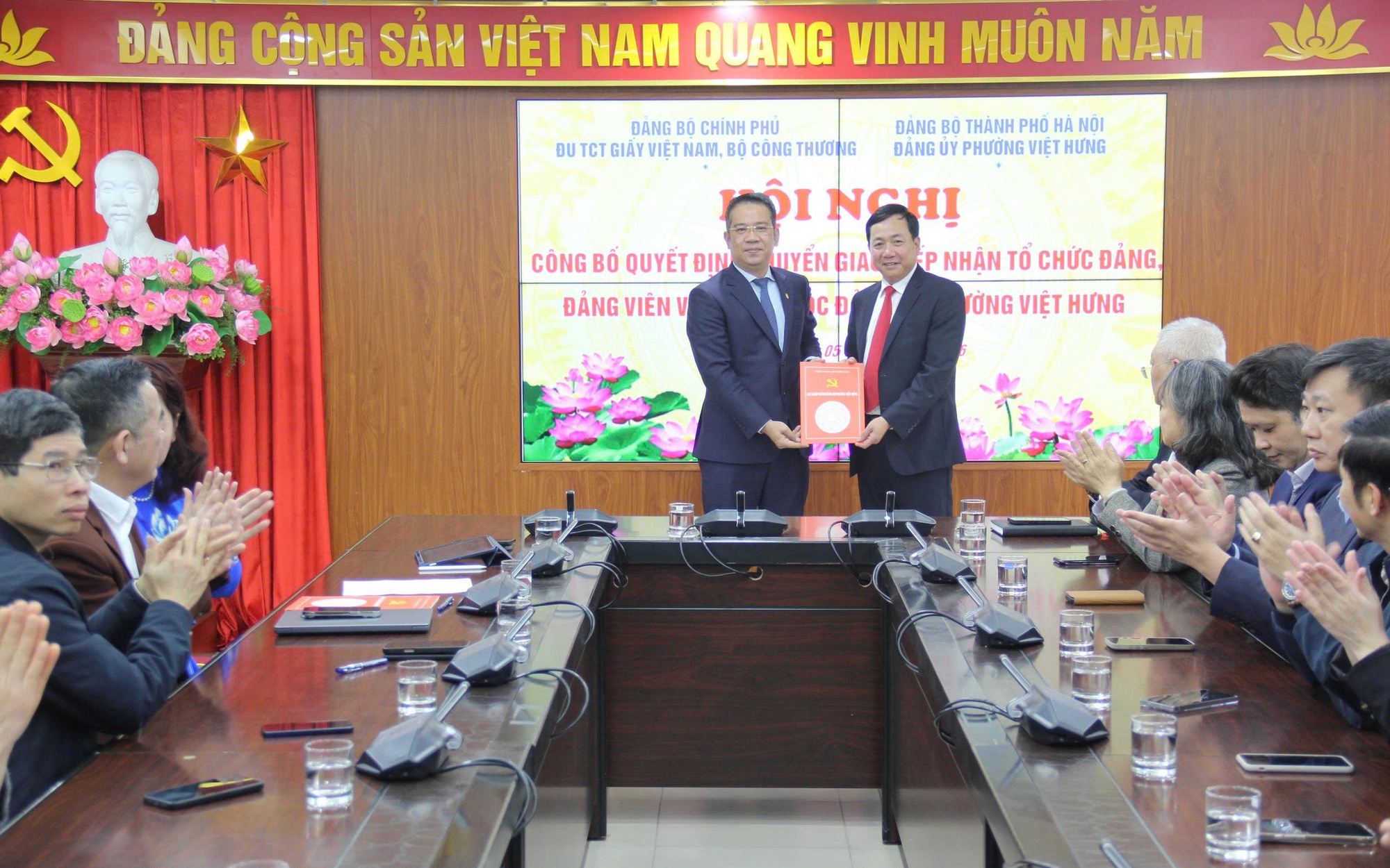Phường Việt Hưng tổ chức hội nghị tiếp nhận 02 tổ chức cơ sở đảng và đảng viên.